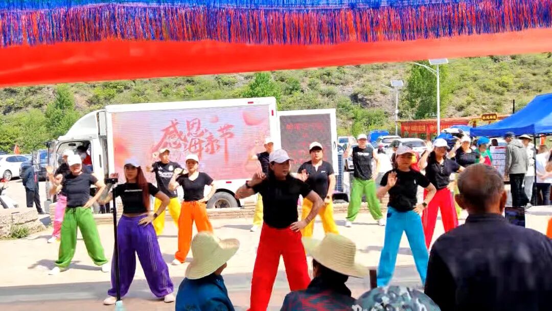 当五一遇见母亲节：哈唯在承德用饺子宴“包”住用户的心！